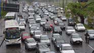 Imagem Trânsito caótico em dia chuvoso na capital baiana