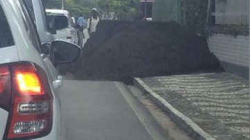 Imagem Terra usada em obras no Costa Azul invade asfalto e síndico é notificado