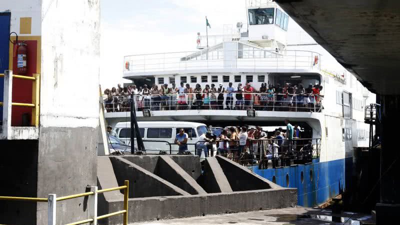 Imagem Feriadão: BR-324 registra lentidão, BA-099 está tranquila e ferry tem fila