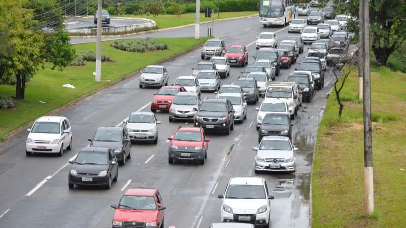 Imagem Manhã de caos na Paralela: ônibus de excursão ocupam faixas e congestionam