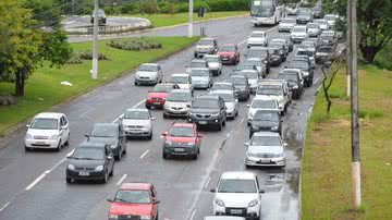 Imagem Manhã de caos na Paralela: ônibus de excursão ocupam faixas e congestionam