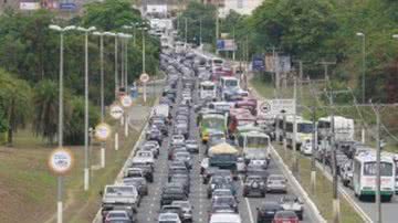 Imagem Engavetamento com cinco veículos em frente ao Condomínio Alphaville