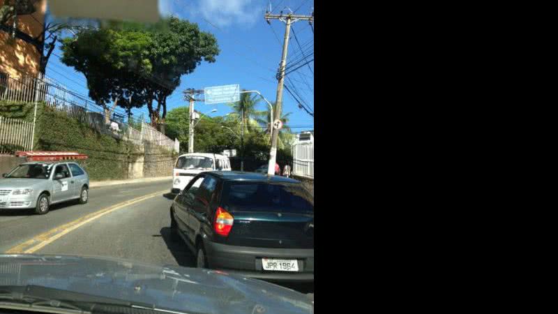 Imagem Kombi desce ladeira da Federação na contramão