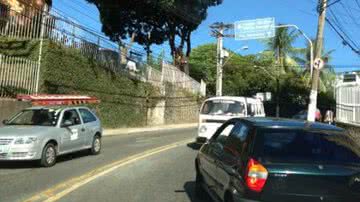 Imagem Kombi desce ladeira da Federação na contramão