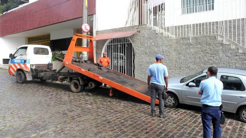 Imagem Transalvador reboca dois carros durante Operação Zero