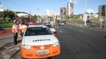 Imagem Mais de 60 caminhões são notificados pela Transalvador na Paralela