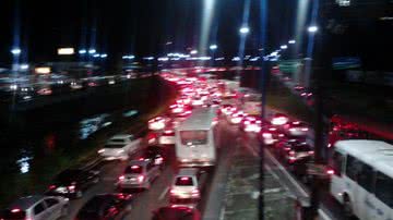 Imagem  Motociclista cai em córrego na Rótula do Abacaxi