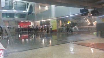 Imagem Aeroporto de Salvador debaixo d'água: chuva alaga saguão e causa estragos