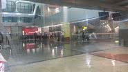 Imagem Aeroporto de Salvador debaixo d'água: chuva alaga saguão e causa estragos