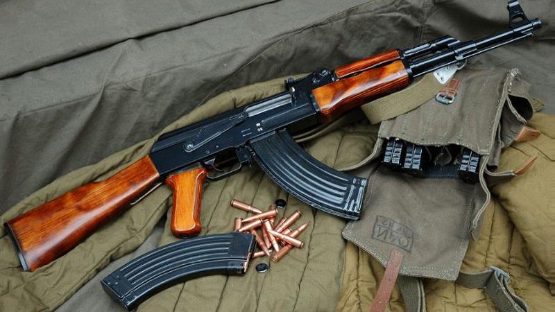 Imagem Disputa por canal da TV leva jovem a matar outro com AK-47