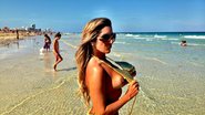 Imagem Musa da Internet, Aline Rodrigues faz topless em praia