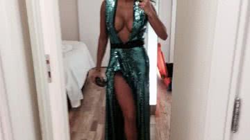 Imagem Ela pode: Alinne Rosa abusa do decote em baile de gala