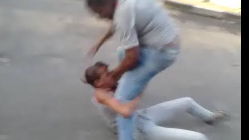 Imagem Vídeo: alunas protagonizam &quot;luta livre&quot; e uma sai com nariz quebrado