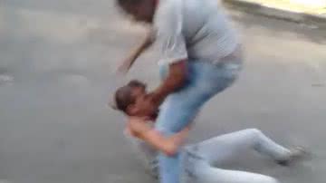 Imagem Vídeo: alunas protagonizam "luta livre" e uma sai com nariz quebrado