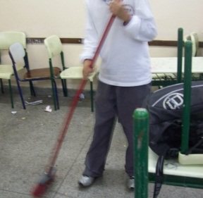Imagem Itaparica: mãe de aluno diz que diretor obriga crianças a limparem sala de aula