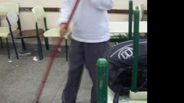 Imagem Itaparica: mãe de aluno diz que diretor obriga crianças a limparem sala de aula