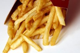 Imagem Homem saca machado após receber batatas fritas frias do McDonald&#039;s