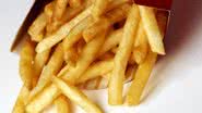 Imagem Homem saca machado após receber batatas fritas frias do McDonald's