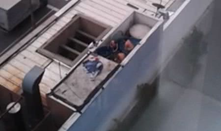 Imagem Homens são flagrados tomando banho de calção em caixa d'água do Burger King