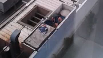 Imagem Homens são flagrados tomando banho de calção em caixa d'água do Burger King
