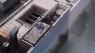 Imagem Homens são flagrados tomando banho de calção em caixa d'água do Burger King