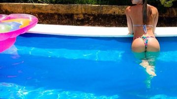 Imagem Carol Narizinho exibe corpão em dia de piscina