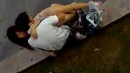 Imagem Casal ‘sem vergonha’ é flagrado se masturbando em público
