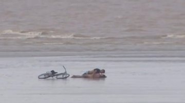 Imagem Casal é flagrado fazendo sexo no rio Amazonas por cerca de meia hora