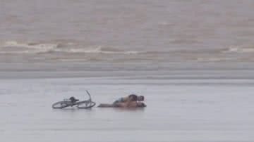 Imagem Casal é flagrado fazendo sexo no rio Amazonas por cerca de meia hora