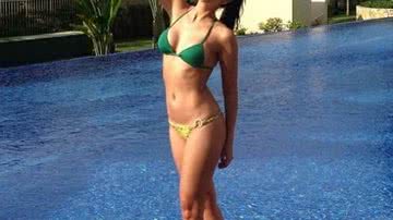 Imagem De biquíni, Mariana Rios mostra o corpão à beira da piscina