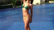 Imagem De biquíni, Mariana Rios mostra o corpão à beira da piscina