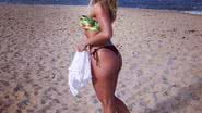 Imagem De biquininho, ex-BBB Renatinha mostra corpão em dia de praia