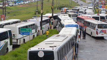 Imagem Cidade sem lei: ônibus travam Paralela, Transalvador não dá conta e gera o caos