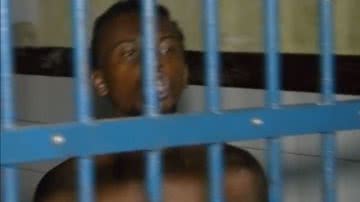 Imagem Vídeo: homem tenta matar a própria mãe por causa de drogas