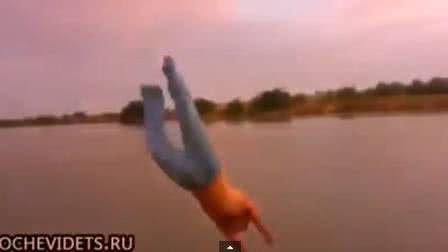 Imagem Vídeo: Homem pula em rio achando que é fundo e bate a cabeça