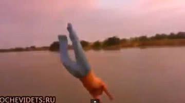 Imagem Vídeo: Homem pula em rio achando que é fundo e bate a cabeça