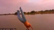 Imagem Vídeo: Homem pula em rio achando que é fundo e bate a cabeça