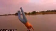 Imagem Vídeo: Homem pula em rio achando que é fundo e bate a cabeça