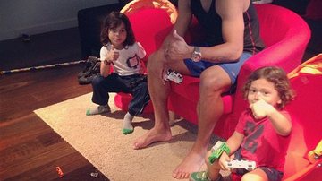 Imagem Ex-jogador do Vitória se diverte com filhos