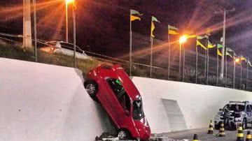 Imagem Motorista perde controle do veículo e cai do estacionamento o Atacadão em Lauro