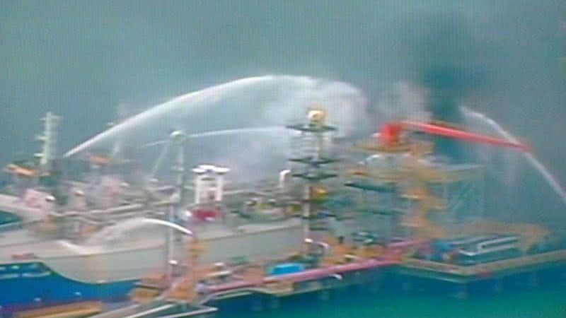 Imagem Bombeiros ainda tentam cessar incêndio no navio Golden Miller