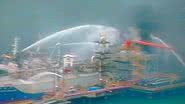 Imagem Bombeiros ainda tentam cessar incêndio no navio Golden Miller