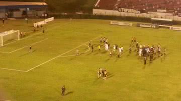 Imagem Confusão: massagista invade campo e evita gol decisivo na Série D