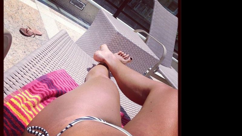 Imagem Com biquíni de lacinho, Ivete exibe pernões em banho de sol