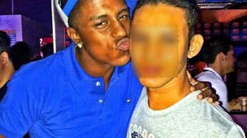 Imagem Jogador do Bahia cai na noitada e 'dá beijinho' em um fã na Ribeira