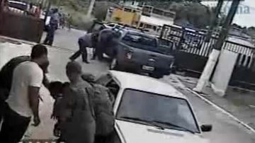 Imagem Vídeo: líder comunitária é agredida por oficiais no Rio dos Macacos