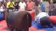 Imagem Segura peão: Lúcio Vieira Lima tenta montar boi mecânico e paga mico