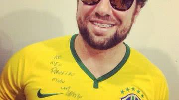 Imagem Solange Almeida posa com jogadores da Seleção