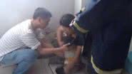 Imagem Vídeo: menino de 3 anos é resgatado após ficar preso em sanitário