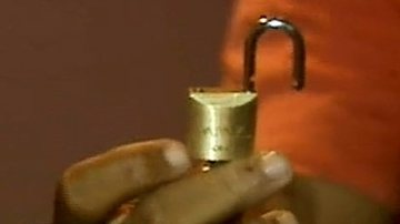 Imagem Vídeo: mulher coloca cadeado no pênis do marido para evitar traição
